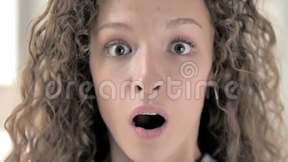 一脸惊讶的卷发女人视频的预览图