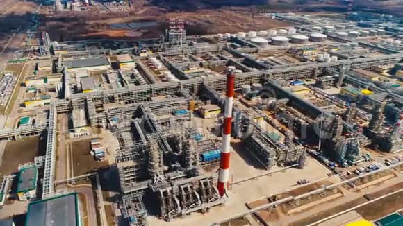 现代装备的天然气和炼油厂综合体鸟瞰图视频的预览图