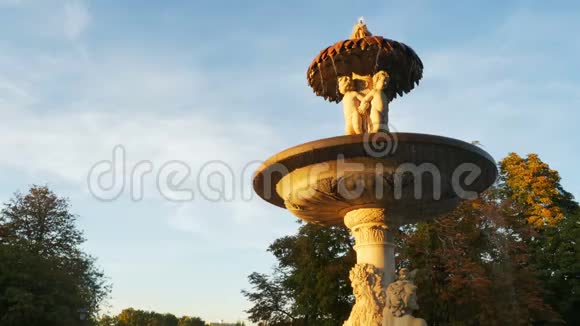 西班牙马德里Retiro公园日落时的FuentedelaAlcachofa喷泉录像视频的预览图