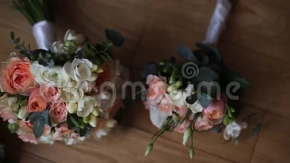新娘花束放在桌子上优雅的婚礼新娘的花束视频的预览图