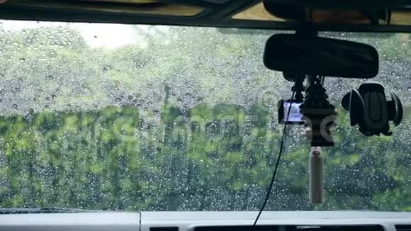 雨天车辆内部下雨视频的预览图