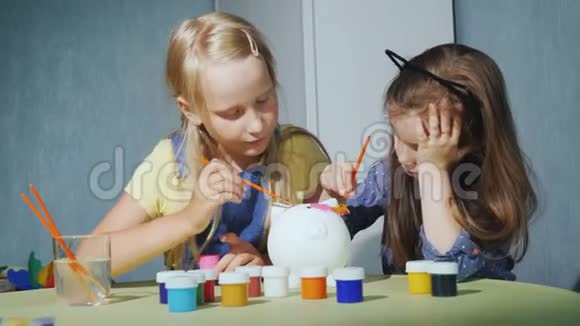 两个女孩一起画一个储蓄罐一起玩朋友在家玩视频的预览图