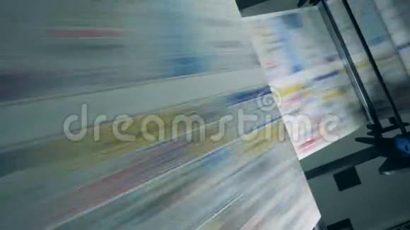 报纸的长页在印刷办公室的传送带上移动视频的预览图