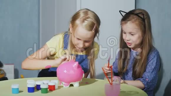 两个女朋友一起画一个储蓄罐玩得开心视频的预览图