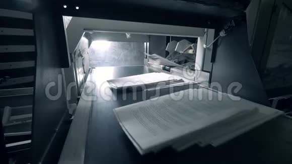 印刷办公室自动输送机上成堆的纸张视频的预览图