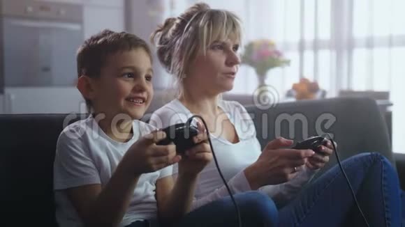 结束兴奋的妈妈和儿子对游戏充满激情视频的预览图
