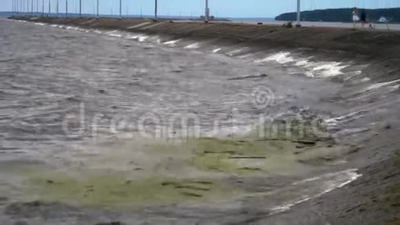 沿海海浪在海上脏水与垃圾在沿海生态问题视频的预览图