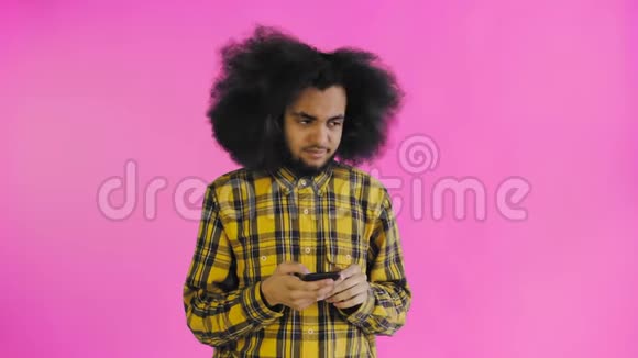 美国黑人卷发男子在发送紫色背景信息之前正在思考情感概念视频的预览图