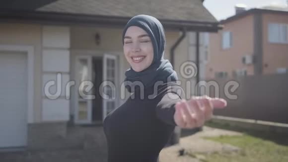 独立的年轻穆斯林妇女戴着传统的头巾微笑和调情的肖像视频的预览图