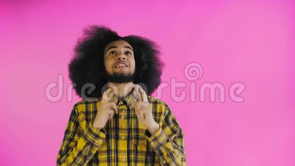 祈祷非裔美国人留着手指祈祷和尖叫上帝请在紫色背景概念视频的预览图