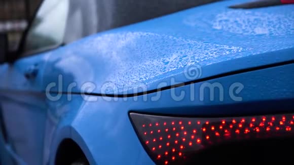 莫斯科俄罗斯10122019新的俄罗斯模型跑车克里米亚蓝色的街道近距离拍摄尾灯视频的预览图