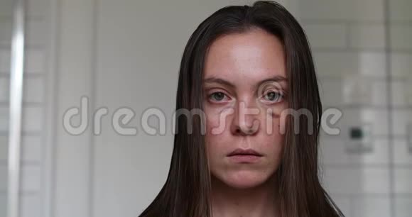 脸上有瘀伤的女人视频的预览图