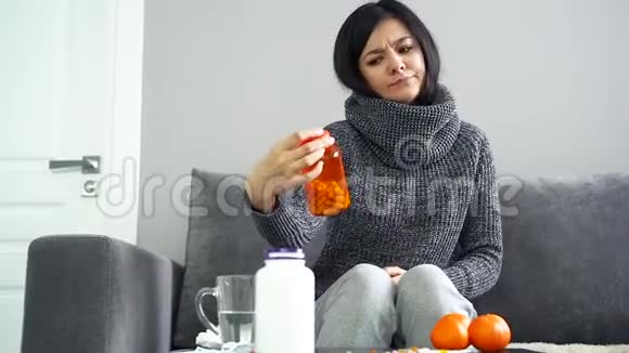 年轻女性在食品补充剂和柑橘类水果之间做出选择维生素C视频的预览图