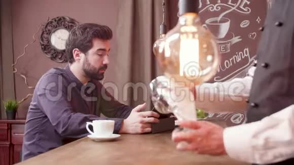 一个人在咖啡店里在平板电脑上开视频会议视频的预览图