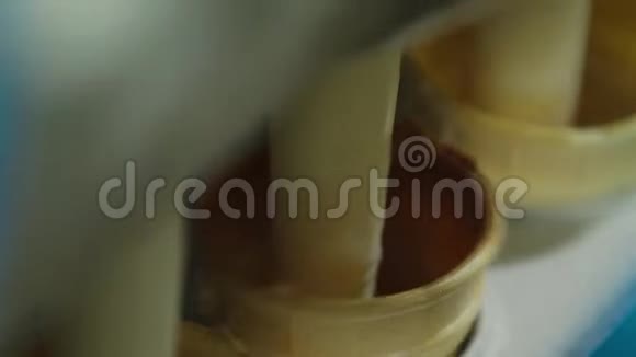 冰淇淋生产线的特写镜头冰淇淋厂用冰淇淋灌装晶片杯视频的预览图