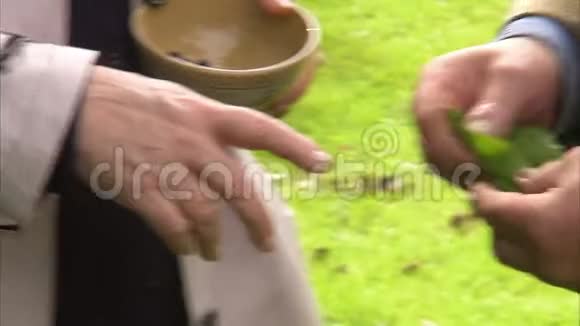 在棕色的碗上放浆果视频的预览图