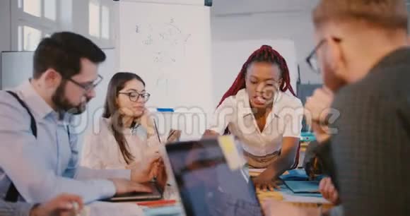 积极快乐的黑人商务女性与多元化的同事一起工作在现代时尚的办公室健康的工作场所视频的预览图