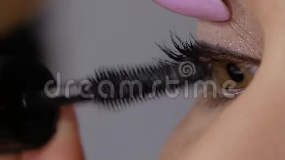 漂亮的黑发女人用睫毛膏视频的预览图