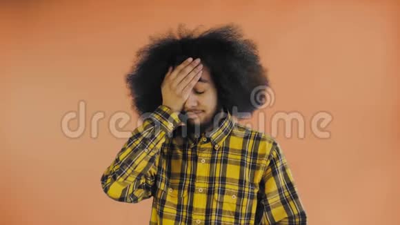 失望的美国黑人男性在橙色背景下做面部手势情感概念视频的预览图