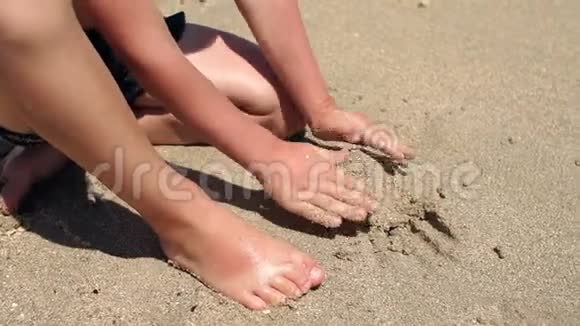 夏天小可爱的男孩坐在海边的沙滩上男孩视频的预览图