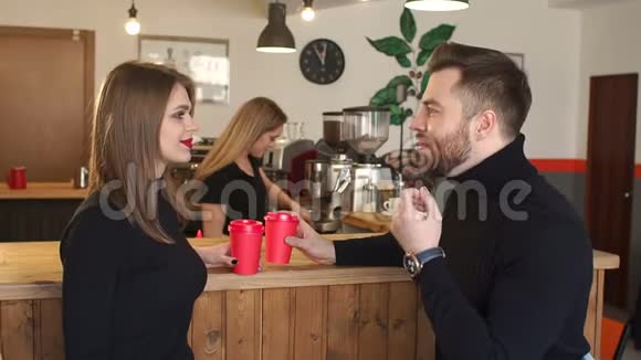 一对夫妇坐在酒吧附近的咖啡店里喝着热咖啡聊天视频的预览图