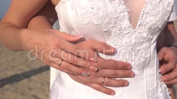 在一对刚结婚的夫妇手中合上结婚戒指视频的预览图
