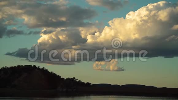 美丽的湖景视频的预览图