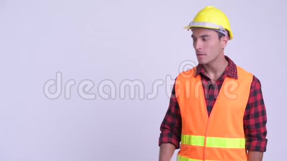 年轻快乐的西班牙裔建筑工人摸东西竖起大拇指视频的预览图