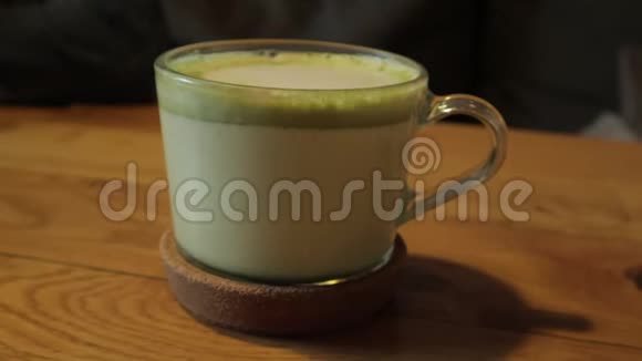 餐厅或咖啡厅的杯中抹茶绿茶车床健康饮品视频的预览图