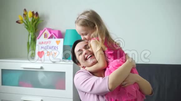 小女孩拥抱妈妈母亲节快乐视频的预览图