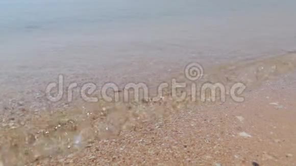 海上海浪小泡沫沙滩上的海浪全景视频的预览图