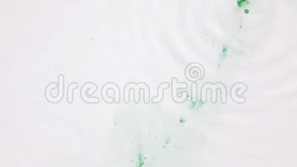 俯视乱落的绿漆滴摘要视频的预览图