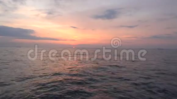 游艇的日落景色视频的预览图