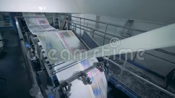 印刷室印刷的彩色报纸页视频的预览图