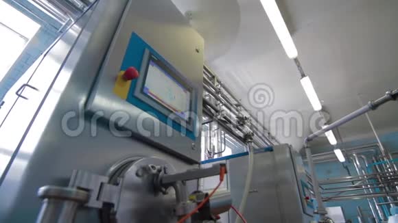 冰淇淋工厂的现代设备现代工厂生产线乳制品内部的冷却系统视频的预览图