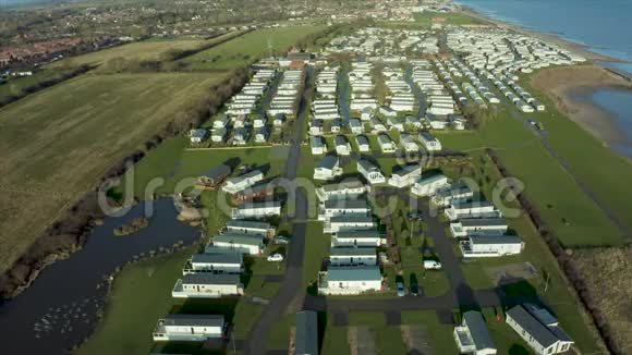 海上大篷车公园的空中镜头英国东约克郡霍恩西视频的预览图