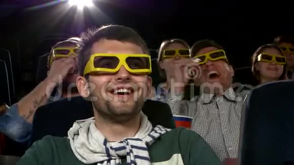 年轻人在电影院看电影3D喜剧视频的预览图