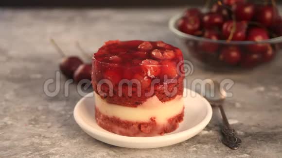 面包师女人手把樱桃水果装饰在蛋糕奶油上概念面包师做蛋糕面包店生意视频的预览图