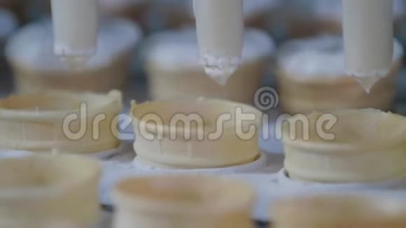 冰淇淋生产线的特写镜头冰淇淋厂用冰淇淋灌装晶片杯视频的预览图