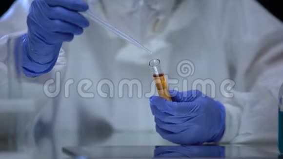化学实验室工作人员仔细研究试管中的洗涤剂样品视频的预览图