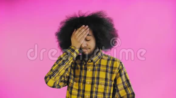 失望的美国男性在紫色背景下做面部手势情感概念视频的预览图