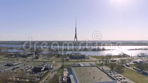 里加市的电视塔无人机飞行建筑住宅公寓大楼和欧洲老城区视频的预览图