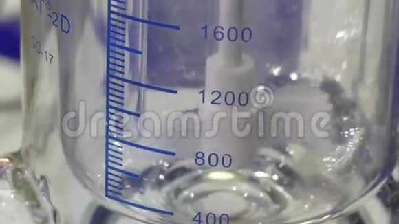混合试剂的测量容器视频的预览图