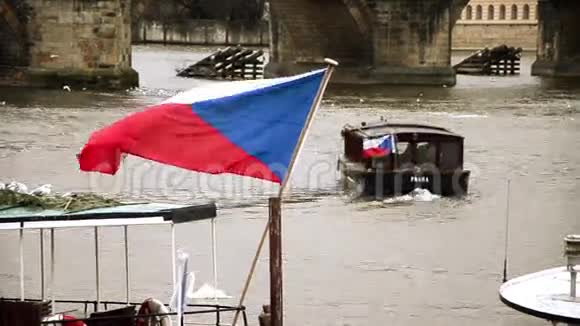 布拉格的河船视频的预览图