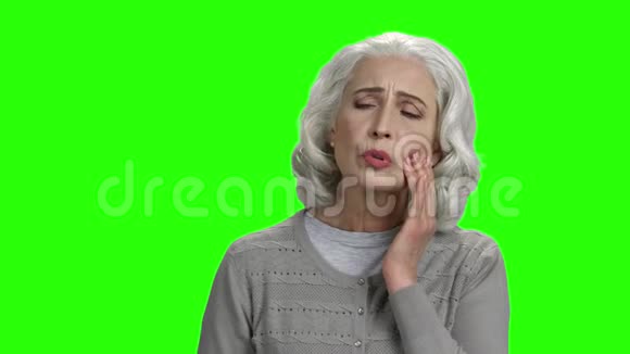 牙痛老年妇女肖像视频的预览图