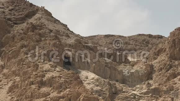 以色列古姆兰山上的一个洞穴视频的预览图