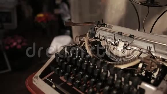 一台旧打字机站在桌子上上面铺着白色针织桌布视频的预览图