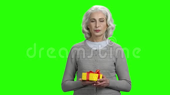 老年妇女赠送礼品盒的肖像视频的预览图