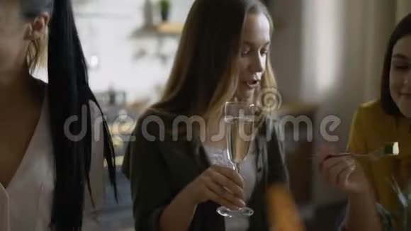 成功的年轻女性在晚餐时庆祝胜利女人在餐厅吃饭4K视频的预览图