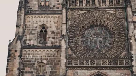 纽伦堡2019年11月30日纽伦堡圣洛伦兹教堂左至右盘实时中镜头视频的预览图